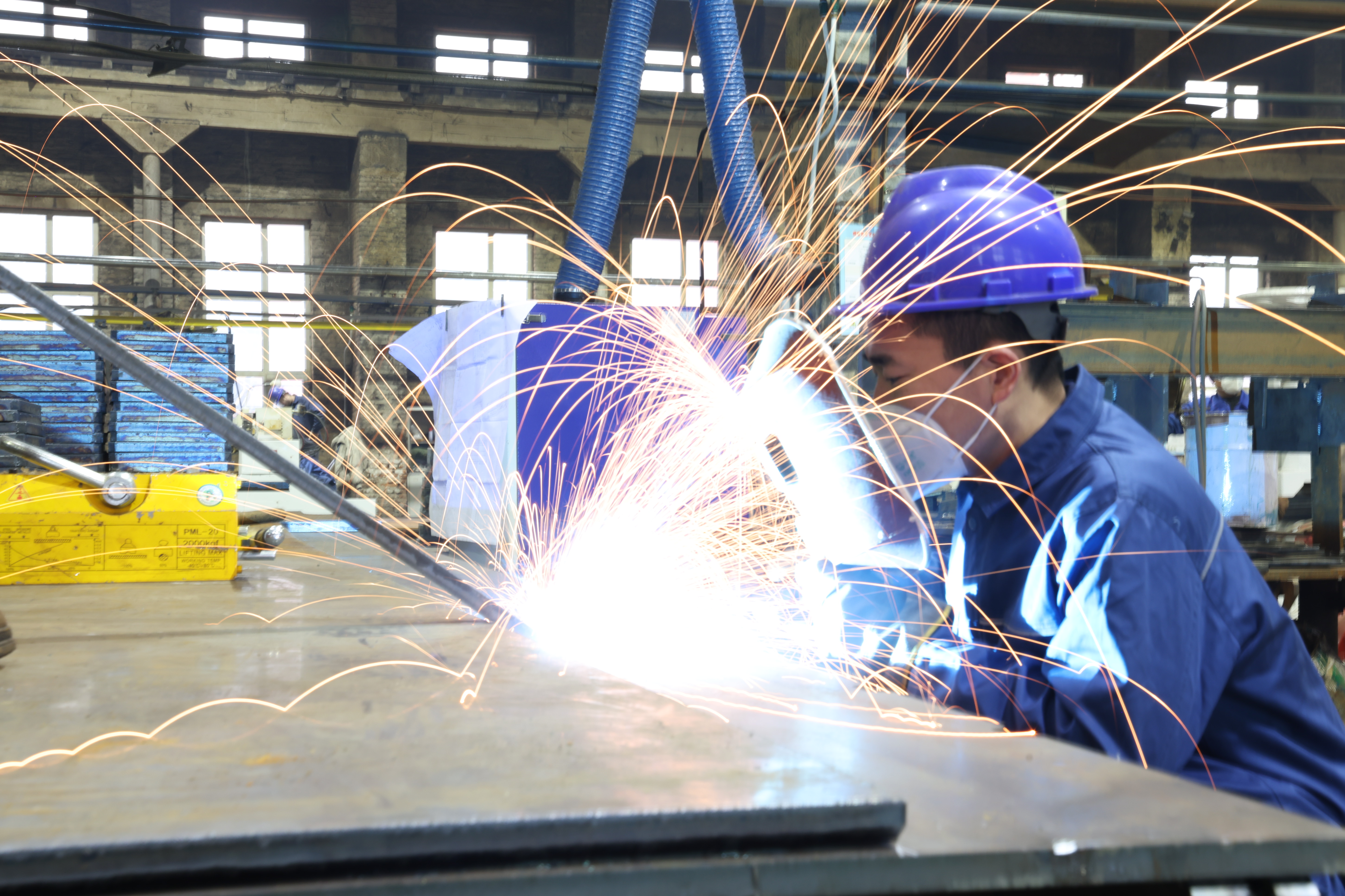 永益公司铆焊车间员工正在进行焊接作业